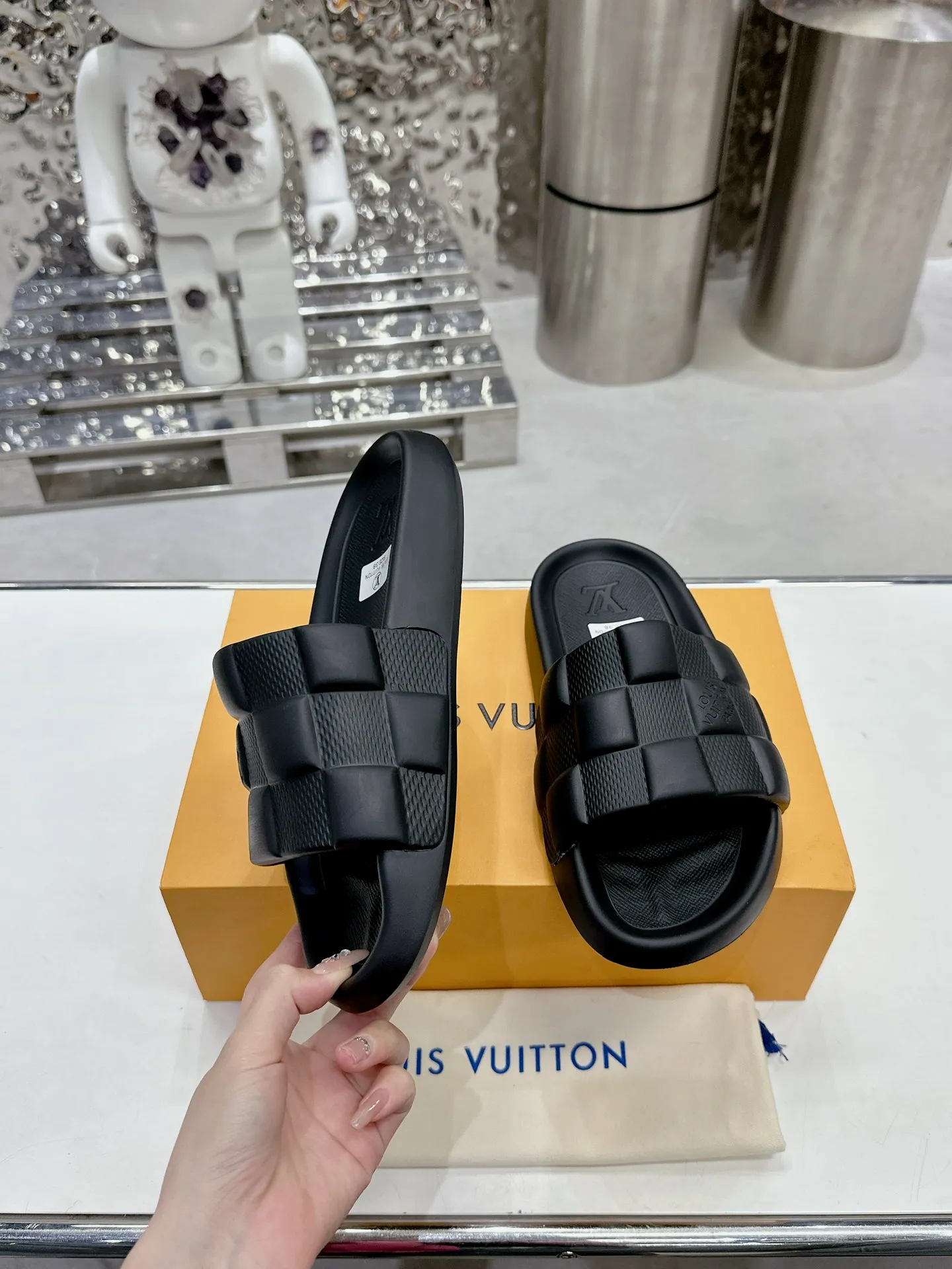 [L Home] P: 280💰 ▪️Shoe size: Women's 35-40 Men's 38-46▪️Packaging: Counter top quality~original packaging 𝟐𝟎𝟐5 Louis Vuitton counter's new embossed slippers, lv monogram embossed slippers, Waterfront sandals are back with a new look, and the upper buckle is embossed with lv's iconic Monogram pattern. Made of waterproof rubber with a comfortable and resilient insole. The lightweight, flexible outsole is embossed with the Louis Vuitton logo. ▪️Fabric: Original molded rubber foam surface ▪️Technology: embossed logo ▪️Sole: Original molded rubber foam outsole ▪️Sole thickness: 3CM.